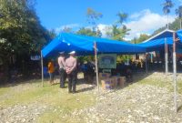 Personel Sat Lantas Polres Nabire menyerahkan bantuan sembako kepada keluarga korban kecelakaan lalu lintas di Kampung Rawaudo, Selasa (28/4/2026). Dok. Humas Polres 
