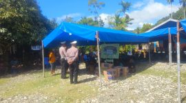 Personel Sat Lantas Polres Nabire menyerahkan bantuan sembako kepada keluarga korban kecelakaan lalu lintas di Kampung Rawaudo, Selasa (28/4/2026). Dok. Humas Polres 