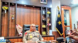 Kapolda Papua Tengah, Brigjen Pol. Jermias Rontini saat diwawancarai awak media di ruang kerjanya setelah pemotongan tumpeng HUT Polda Papua Tengah yang ke-2 di lingkungan Mapolda Papua Tengah jalan Pepera-Nabire. Rabu (29/4/2026). Dok/Alvi