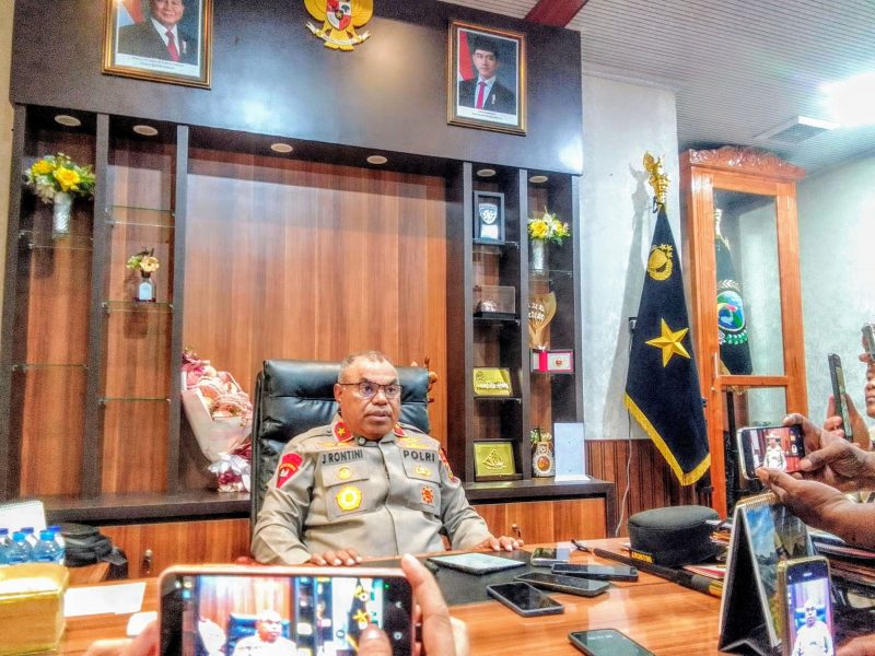 Kapolda Papua Tengah, Brigjen Pol. Jermias Rontini saat diwawancarai awak media di ruang kerjanya setelah pemotongan tumpeng HUT Polda Papua Tengah yang ke-2 di lingkungan Mapolda Papua Tengah jalan Pepera-Nabire. Rabu (29/4/2026). Dok/Alvi
