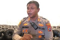Kapolres Nabire AKBP Samuel D Tariratu memberikan keterangan kepada awak media terkait kesiapan pengamanan peringatan Hari Buruh, Kamis (30/4/2026). Dok_NT
