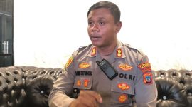 Kapolres Nabire AKBP Samuel D Tariratu memberikan keterangan kepada awak media terkait kesiapan pengamanan peringatan Hari Buruh, Kamis (30/4/2026). Dok_NT
