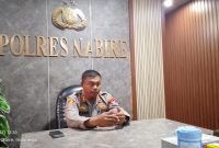 Kapolres Nabire AKBP Samuel D. Tatiratu menyampaikan pernyataan resmi terkait pengamanan aksi aspirasi. (Dok. NT)
