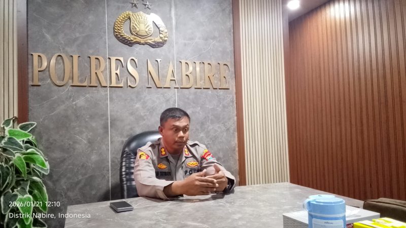 Kapolres Nabire AKBP Samuel D. Tatiratu menyampaikan pernyataan resmi terkait pengamanan aksi aspirasi. (Dok. NT)