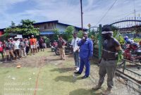 Anggota MRP Papua Tengah, Ermia Murip, hadir mendampingi mahasiswa asal Puncak saat aksi di Nabire, Senin (27/4/2026), guna memastikan penyampaian aspirasi berlangsung aman dan tertib. (Dok. NT)