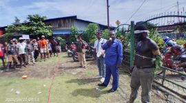 Anggota MRP Papua Tengah, Ermia Murip, hadir mendampingi mahasiswa asal Puncak saat aksi di Nabire, Senin (27/4/2026), guna memastikan penyampaian aspirasi berlangsung aman dan tertib. (Dok. NT)