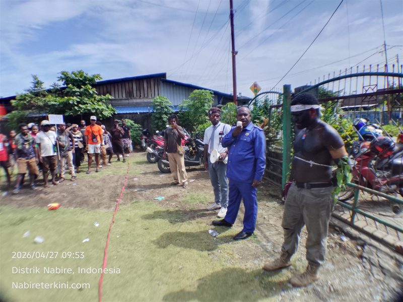 Anggota MRP Papua Tengah, Ermia Murip, hadir mendampingi mahasiswa asal Puncak saat aksi di Nabire, Senin (27/4/2026), guna memastikan penyampaian aspirasi berlangsung aman dan tertib. (Dok. NT)