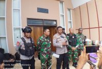 Mahasiswa asal Puncak menyampaikan aspirasi di Kantor DPR Papua Tengah dengan pengawalan aparat keamanan, Senin (27/4/2026). (Dok NT)