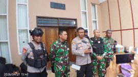 Mahasiswa asal Puncak menyampaikan aspirasi di Kantor DPR Papua Tengah dengan pengawalan aparat keamanan, Senin (27/4/2026). (Dok NT)