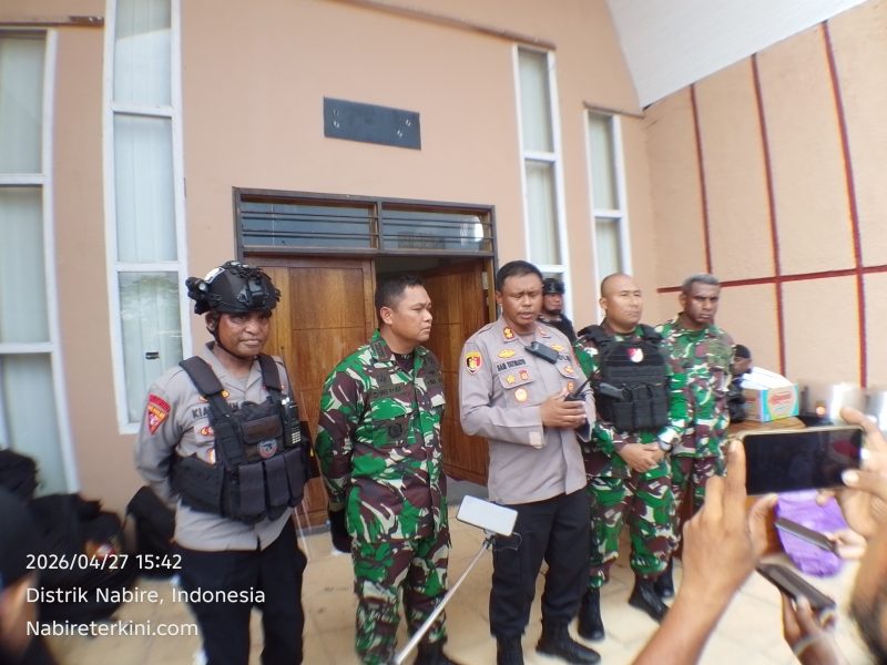 Mahasiswa asal Puncak menyampaikan aspirasi di Kantor DPR Papua Tengah dengan pengawalan aparat keamanan, Senin (27/4/2026). (Dok NT)