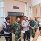 Mahasiswa asal Puncak menyampaikan aspirasi di Kantor DPR Papua Tengah dengan pengawalan aparat keamanan, Senin (27/4/2026). (Dok NT)