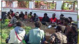 IPMADO Nabire saat melaksanakan diskusi publik depan kantor MRP jalan Mandala atas Bumi Wonorejo. Jumat (1/5/2026). Dok-Alvi