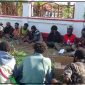 IPMADO Nabire saat melaksanakan diskusi publik depan kantor MRP jalan Mandala atas Bumi Wonorejo. Jumat (1/5/2026). Dok-Alvi
