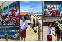 Personel Satgas Ops Damai Cartenz berinteraksi dengan siswa SDN Bale saat patroli dialogis di Distrik Kabiding, Pegunungan Bintang. (Dok_NT.ODC)