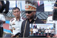 Anggota DPR RI Yan Permenas Mandenas saat meninjau kondisi Lapas Kelas IIB Nabire, Senin (4/5/2026), dan menyoroti perlunya revitalisasi fasilitas. Dok_NT