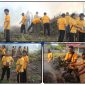 Personel Polda Papua Tengah bergotong royong membersihkan area lahan dalam kegiatan Jumat Bersih sebagai bentuk kepedulian terhadap lingkungan. Dok _Polda Papua Tengah. NT