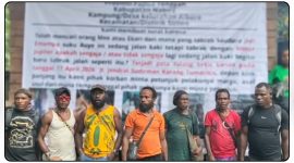 Keluarga korban tabrak lari di depan JNE Karang Tumaritis, Nabire, mendesak pelaku segera muncul dan bertanggung jawab secara adat maupun hukum. Dok_KK.NT