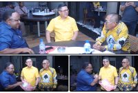 John R Gobai bersama Amirullah Hasyim menyerahkan dokumen aspirasi masyarakat Papua Tengah kepada Soedeson Tandra di Surya Manik, Senin (11/5/2026). Dok_NT