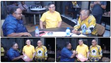 John R Gobai bersama Amirullah Hasyim menyerahkan dokumen aspirasi masyarakat Papua Tengah kepada Soedeson Tandra di Surya Manik, Senin (11/5/2026). Dok_NT