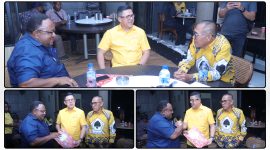 John R Gobai bersama Amirullah Hasyim menyerahkan dokumen aspirasi masyarakat Papua Tengah kepada Soedeson Tandra di Surya Manik, Senin (11/5/2026). Dok_NT