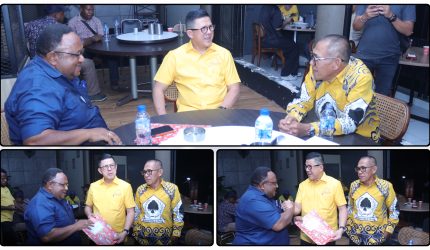 John R Gobai bersama Amirullah Hasyim menyerahkan dokumen aspirasi masyarakat Papua Tengah kepada Soedeson Tandra di Surya Manik, Senin (11/5/2026). Dok_NT