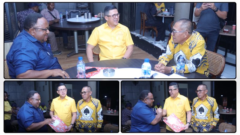 John R Gobai bersama Amirullah Hasyim menyerahkan dokumen aspirasi masyarakat Papua Tengah kepada Soedeson Tandra di Surya Manik, Senin (11/5/2026). Dok_NT