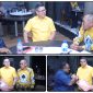John R Gobai bersama Amirullah Hasyim menyerahkan dokumen aspirasi masyarakat Papua Tengah kepada Soedeson Tandra di Surya Manik, Senin (11/5/2026). Dok_NT