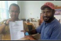 Ketua Steering Committee Rapat Pleno BPD KAPP enam provinsi se-Tanah Papua, Elpis Karoba, memberikan keterangan kepada media terkait kedudukan KAPP Pusat yang tetap berada di Provinsi Papua. Dok_ Istimewa. NT