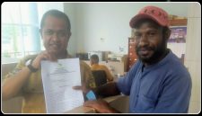 Ketua Steering Committee Rapat Pleno BPD KAPP enam provinsi se-Tanah Papua, Elpis Karoba, memberikan keterangan kepada media terkait kedudukan KAPP Pusat yang tetap berada di Provinsi Papua. Dok_ Istimewa. NT