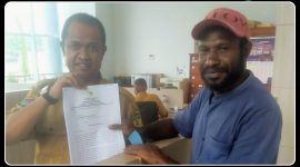 Ketua Steering Committee Rapat Pleno BPD KAPP enam provinsi se-Tanah Papua, Elpis Karoba, memberikan keterangan kepada media terkait kedudukan KAPP Pusat yang tetap berada di Provinsi Papua. Dok_ Istimewa. NT