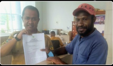 Ketua Steering Committee Rapat Pleno BPD KAPP enam provinsi se-Tanah Papua, Elpis Karoba, memberikan keterangan kepada media terkait kedudukan KAPP Pusat yang tetap berada di Provinsi Papua. Dok_ Istimewa. NT