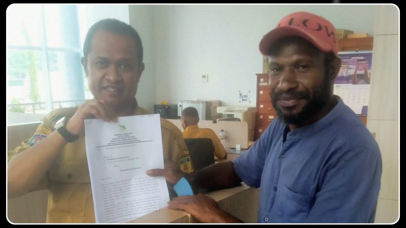 Ketua Steering Committee Rapat Pleno BPD KAPP enam provinsi se-Tanah Papua, Elpis Karoba, memberikan keterangan kepada media terkait kedudukan KAPP Pusat yang tetap berada di Provinsi Papua. Dok_ Istimewa. NT