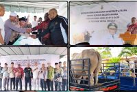 Gubernur Papua Tengah, Meki Nawipa, menyerahkan bantuan hewan qurban kepada masyarakat di Masjid Agung Al-Falah, Nabire, Minggu (24/5/2026), menjelang Hari Raya Idul Adha 1447 Hijriah. Dok_Alvi. NT