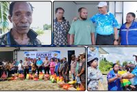 Kapolda Papua Tengah Brigjen Pol. Jermias Rontini menyerahkan bantuan sembako kepada warga Distrik Uwapa saat kunjungan kerja dan peninjauan Dapur 3T MBG di Topo Jaya, Selasa (26/5/2026). Dok_Alvi. NT