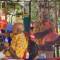 Kepala Suku Moora Provinsi Papua Tengah, Donatus Sembor, menyerahkan paket sembako kepada masyarakat dalam kegiatan sosialisasi dukungan terhadap program Pemerintah Pusat di Nabire, Selasa (26/5/2026). Dok_ Ist. NT