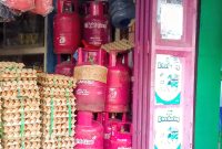 Gambar Tabung LPG Pink dari 5kg-12kg bertuliskan isi tabung (Kosong) di Kios Wajo Utama yang berada dipasar sentral kalibobo, Nabire. Rabu (6/5/2026). Dok-Alvi