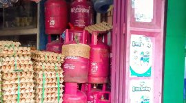 Gambar Tabung LPG Pink dari 5kg-12kg bertuliskan isi tabung (Kosong) di Kios Wajo Utama yang berada dipasar sentral kalibobo, Nabire. Rabu (6/5/2026). Dok-Alvi