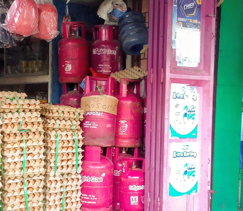 Gambar Tabung LPG Pink dari 5kg-12kg bertuliskan isi tabung (Kosong) di Kios Wajo Utama yang berada dipasar sentral kalibobo, Nabire. Rabu (6/5/2026). Dok-Alvi