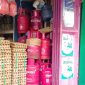 Gambar Tabung LPG Pink dari 5kg-12kg bertuliskan isi tabung (Kosong) di Kios Wajo Utama yang berada dipasar sentral kalibobo, Nabire. Rabu (6/5/2026). Dok-Alvi