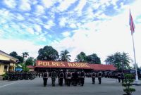 Kapolres Nabire memimpin apel kesiapan pengamanan dengan melibatkan 700 personel gabungan TNI, Polri, dan Satpol PP menjelang aksi IPMADO di Nabire. Dok_Alvi.NT