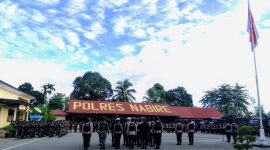 Kapolres Nabire memimpin apel kesiapan pengamanan dengan melibatkan 700 personel gabungan TNI, Polri, dan Satpol PP menjelang aksi IPMADO di Nabire. Dok_Alvi.NT