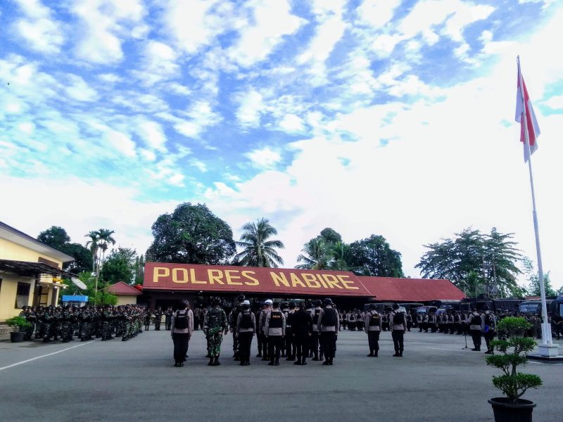 Kapolres Nabire memimpin apel kesiapan pengamanan dengan melibatkan 700 personel gabungan TNI, Polri, dan Satpol PP menjelang aksi IPMADO di Nabire. Dok_Alvi.NT