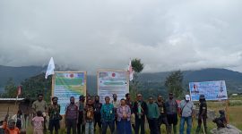 Logo HAM dan YKKMP dipasang berdampingan dengan baliho kemanusiaan di Distrik Sinak, Kabupaten Puncak. Dok_Istimewa.NT