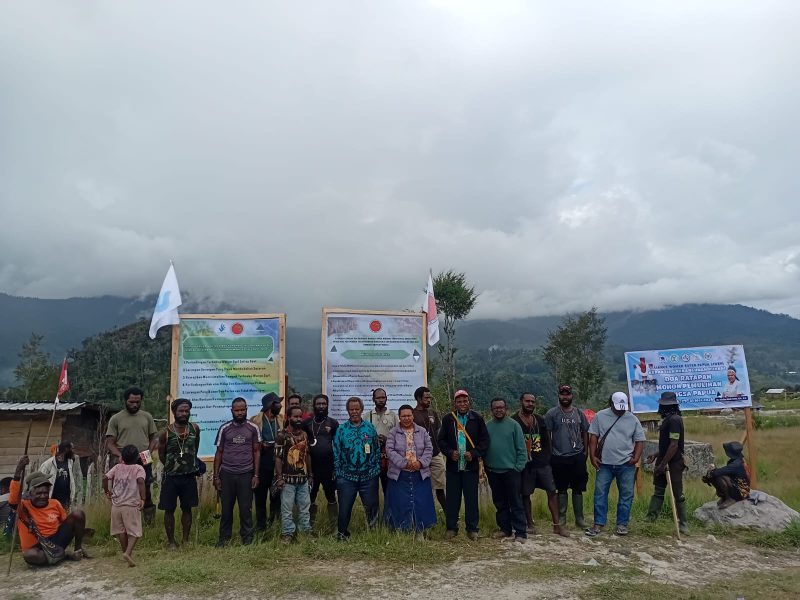 Logo HAM dan YKKMP dipasang berdampingan dengan baliho kemanusiaan di Distrik Sinak, Kabupaten Puncak. Dok_Istimewa.NT