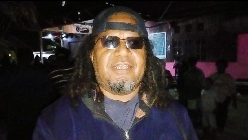 Norton Karubuy salah satu Tokoh Masyarakat Papua Tengah saat diwawancarai awak media setelah menonton film dokumenter "Pesta Babi" di Asrama Puncak Nabire. Rabu (13/5/2026). Dok-Alvi