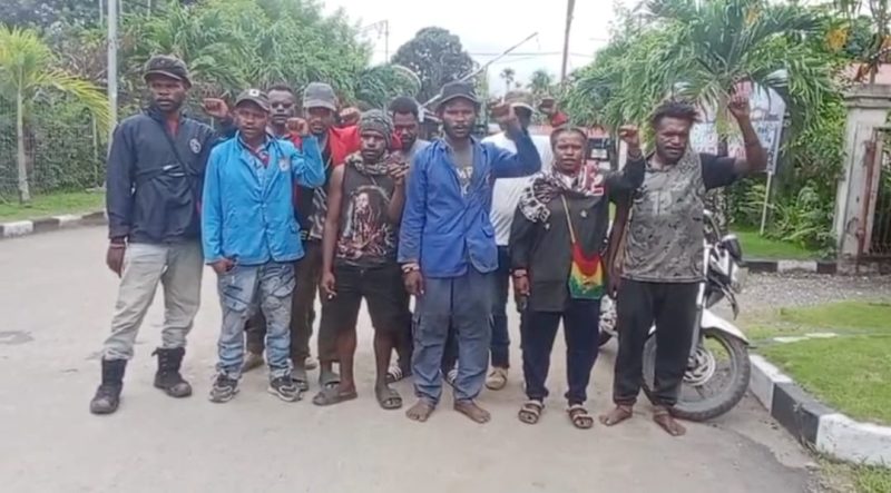 SMI-KP Nabire yang dipimpin Korlap Arnoldus pigai dan kawan-kawan menyampaikan pesan ajakan ke Mahasiswa untuk ikut bergabung di Aksi Mimbar Bebas hari senin (18/5). lokasi di halaman polres Nabire usai mereka memasukkan surat izin aksi. Sabtu (16/5/2026). Dok Pri-Korlap Arnoldus pigai.