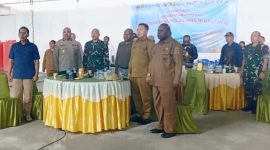 Danrem 173/PVB, Kapolda PPT,Dandim 1705, Sekda PPT Marthen Ukago, Wabup Nabire dan Unsur Forkopimda saat menghadiri vicon Peresmian KDKMP Nasional di SP 2 Kalisemen Nabire barat. Sabtu (16/5/2026). Dok-WK.