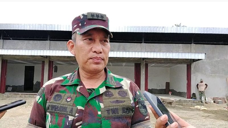 Kasiter Korem 173/PVB, Letkol. Inf. TNI. Fajar Wibawa Angkasa saat diwawancarai didepan Gudang KDKMP di SP 2 Kalisemen Nabire barat. Sabtu (16/5/2026). Dok_Alvi