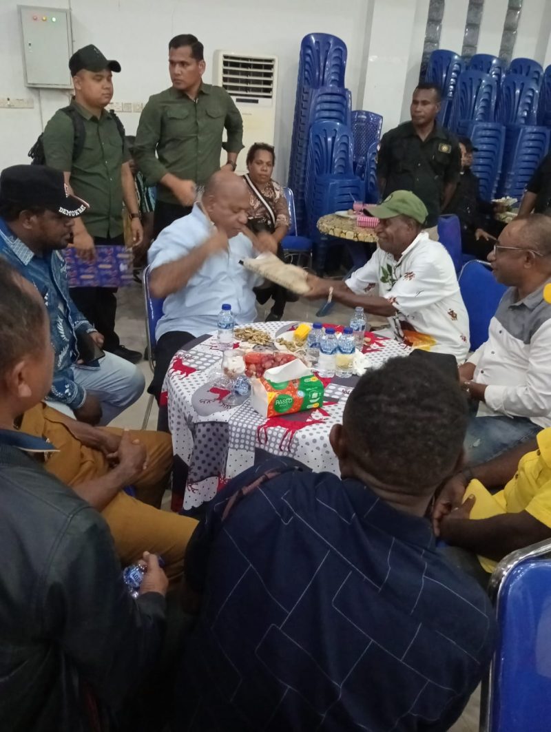 Gubernur Papua menerima aspirasi masyarakat suku Demisa, Burate, dan Didat terkait pengelolaan sumber daya alam di wilayah adat Waropen. Dok_Istimewa. NT