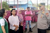 Kapolda Papua Tengah, Brigjen Pol. Jermias Rontini, melakukan sidak stok LPG di gudang PT Sinar Murni Papua, Kabupaten Mimika. Dok_Rp. NT